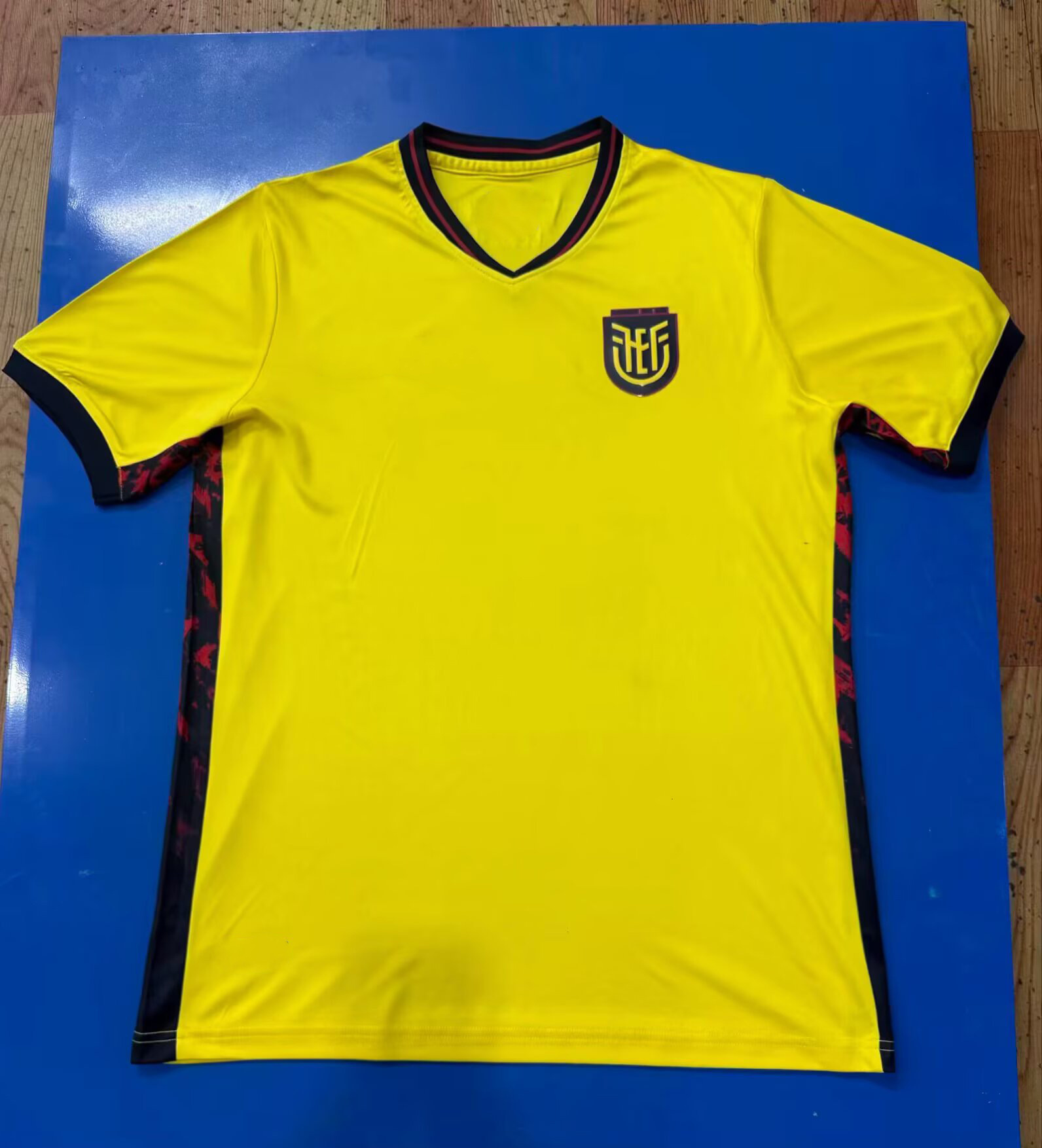 26 - 27 camiseta principal de Ecuador
