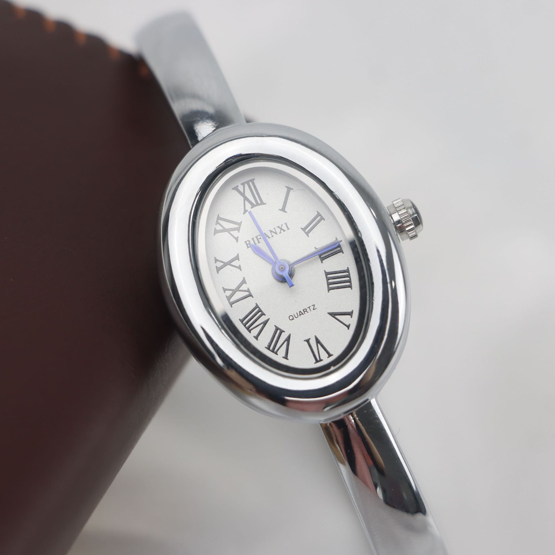 Cross-Border New Exquisite Small Dial Women's Watch Light Luxury High-End Bracelet Watch Niche Design Oval Watch