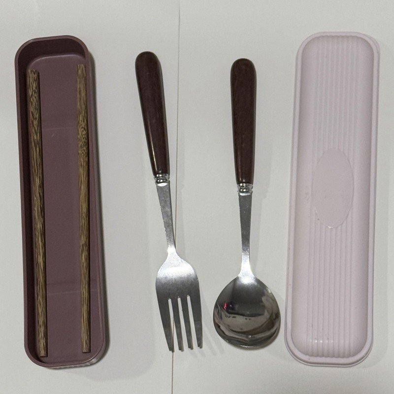 キャラメル色の手羽木 ~ レトロ高級感箸スプーン木柄学生は外出して携帯食器セットを持っています。|undefined