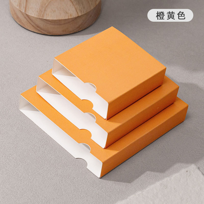 Funda de papel naranja y amarillo; 7*7*2cm