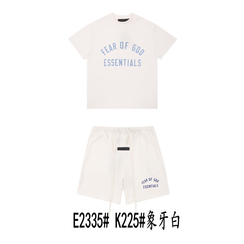 Una pieza de la marca de moda FOG de doble línea ESSENTIALS letra con lema impreso camiseta de manga corta para hombres y mujeres media manga en la calle