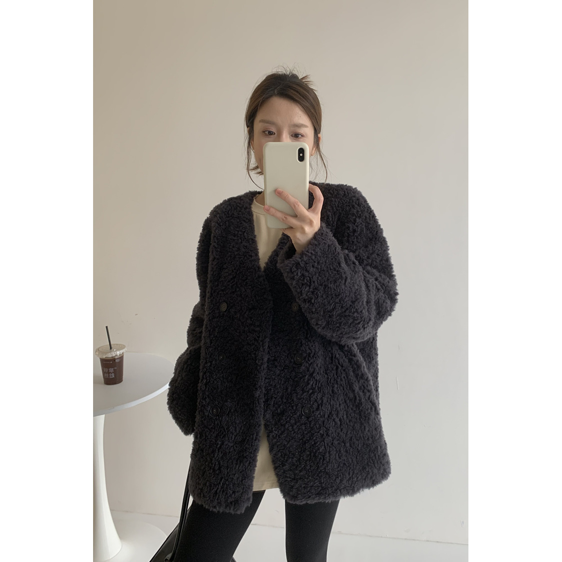 怠惰なスタイルのソフトでワックス状の韓国スタイルのラムファーコート女性のミッドレングス2025冬毛皮コートVネックファーオールインワン