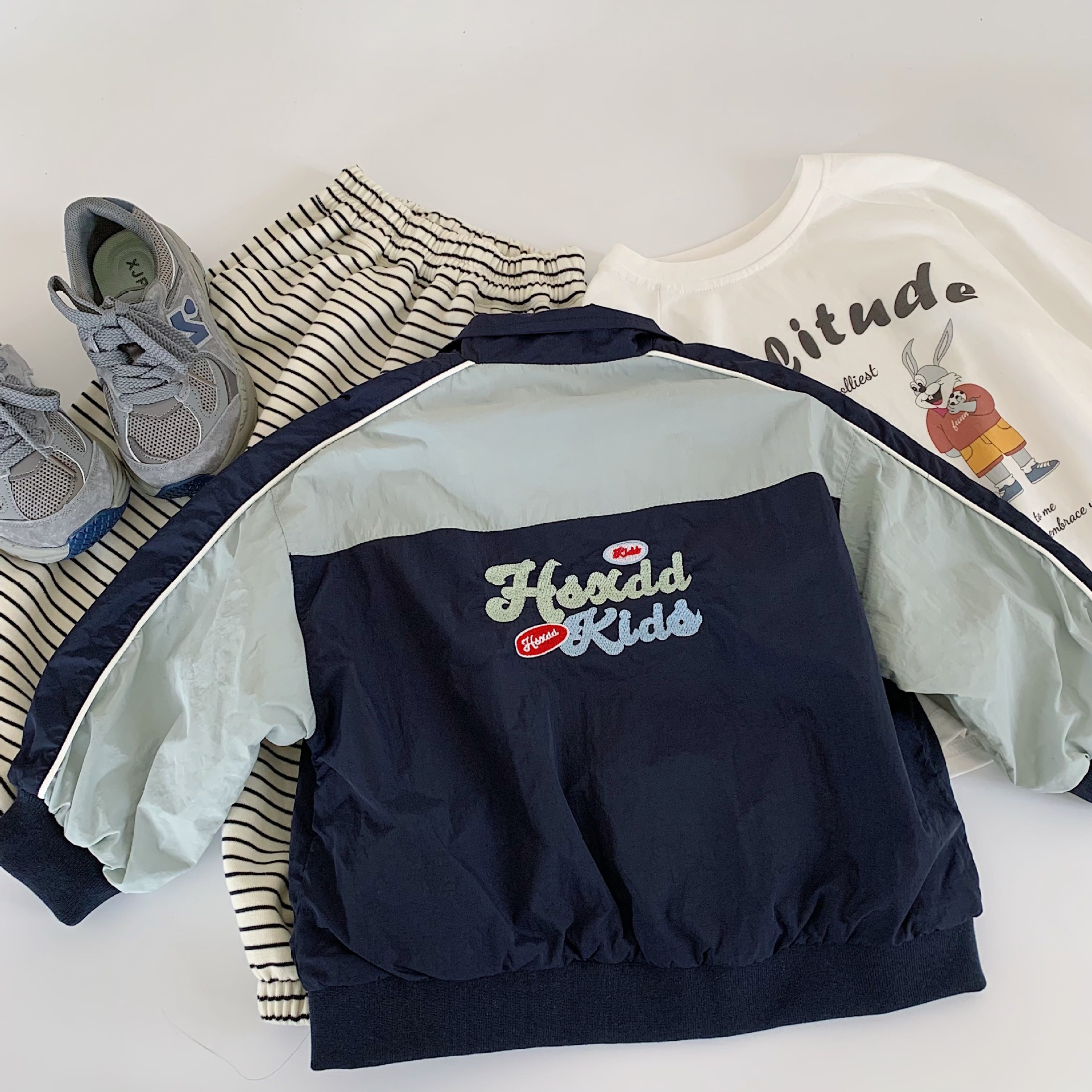 Mai Bao chaqueta infantil 2025 otoño nuevo estilo coreano chaqueta de color para niños y niñas chaqueta de tela para bebés ropa interior para niños