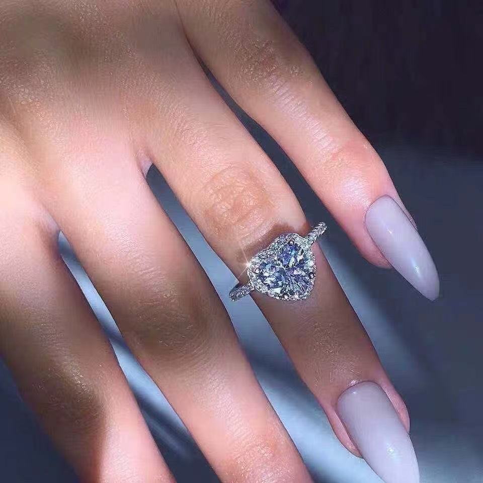 1カラットのシミュレーションの莫桑石のダイヤモンドリングの愛の粉のダイヤモンドの指輪の女性の金の越境の甘い指輪のファッションの百合の手の装飾