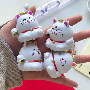 Мини-машинка заводная с кошкой-манэки