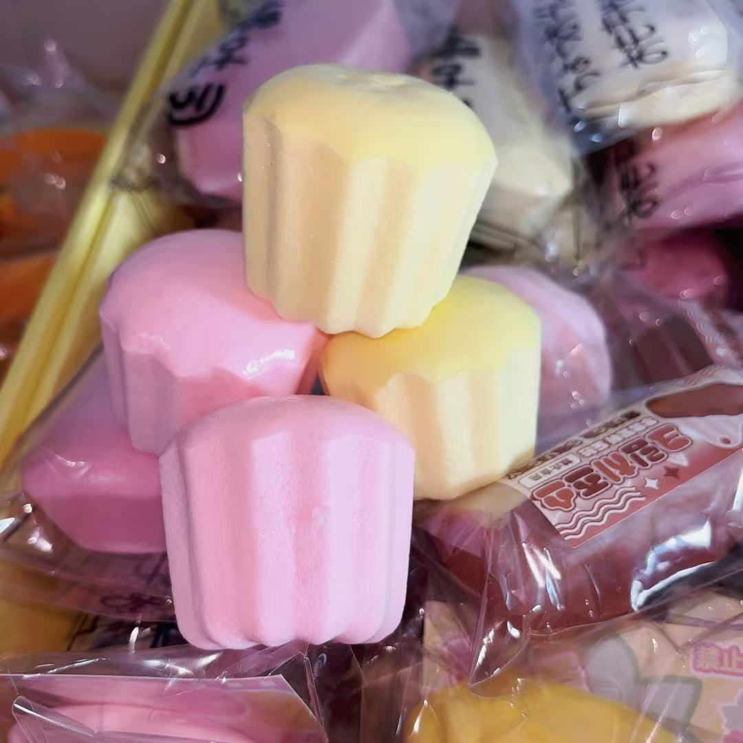 느린 리바운드의 젖은 부드러운 색상의 무작위 푸딩 케이크 1개