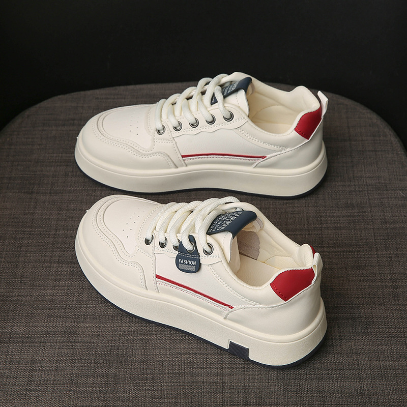 Pequeños zapatos blancos de chicas primavera y otoño plano fondo grueso de verano 2025 nuevo estilo de cabeza redonda explosión simple zapatos de skate casuales papá