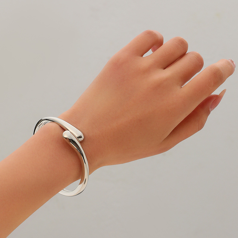 Joyería popular transfronteriza europea y americana, simple y moderna, pulsera de metal hueca de borde ancho, única y llamativa.