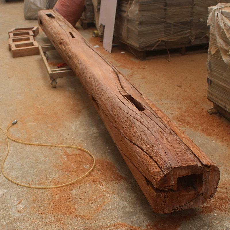 Старые деревянные колонны из вяза, балки, квадратные колонны, массивная древесина, натуральное дерево, винтажные деревянные балки, потертые деревянные колонны, старая древесина, винтажная древесина.