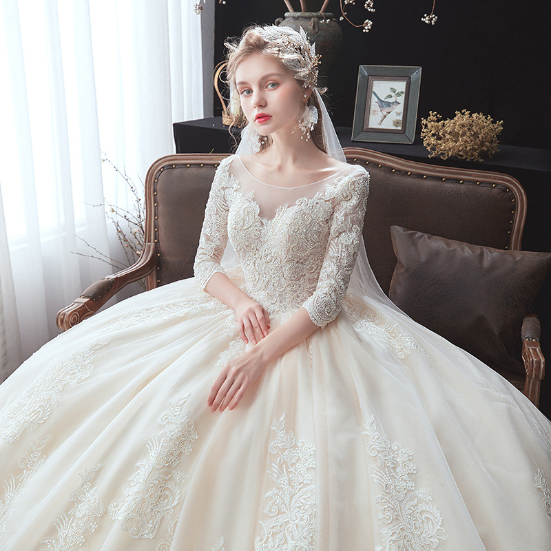 Elegante vestido de novia con mangas largas, encaje, ajuste ceñido y cola