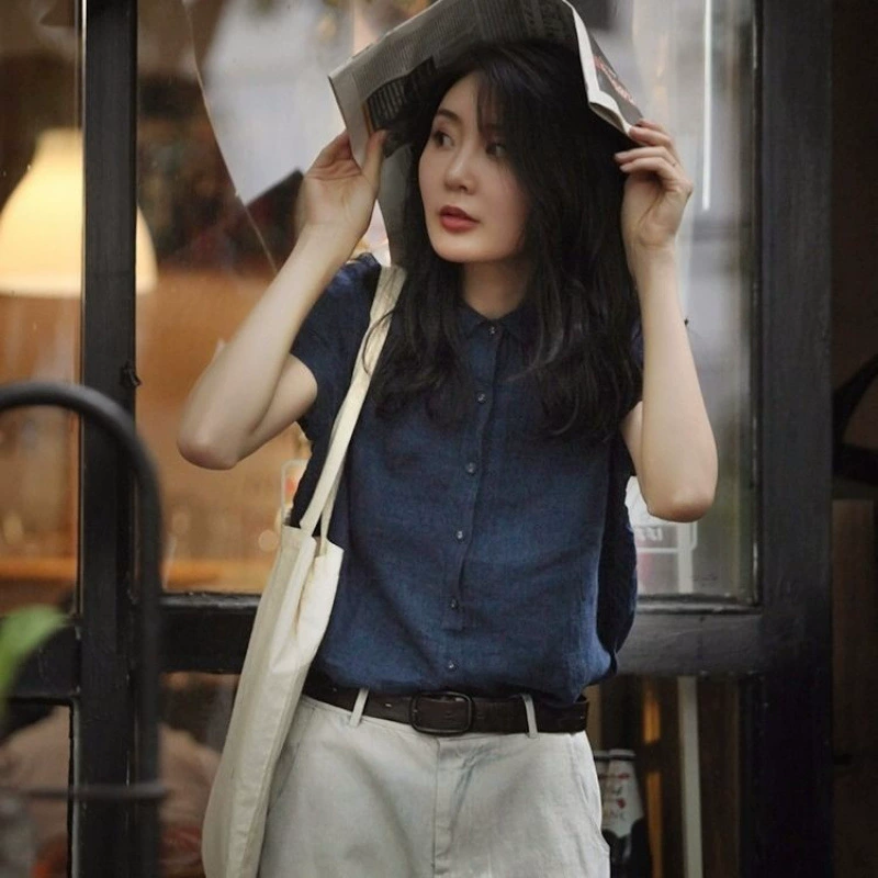 Ретро синяя хлопковая и льняная рубашка с коротким рукавом для женщин, лето 2025, новый ретро стиль в литературном стиле, свободные и универсальные топы для женщин