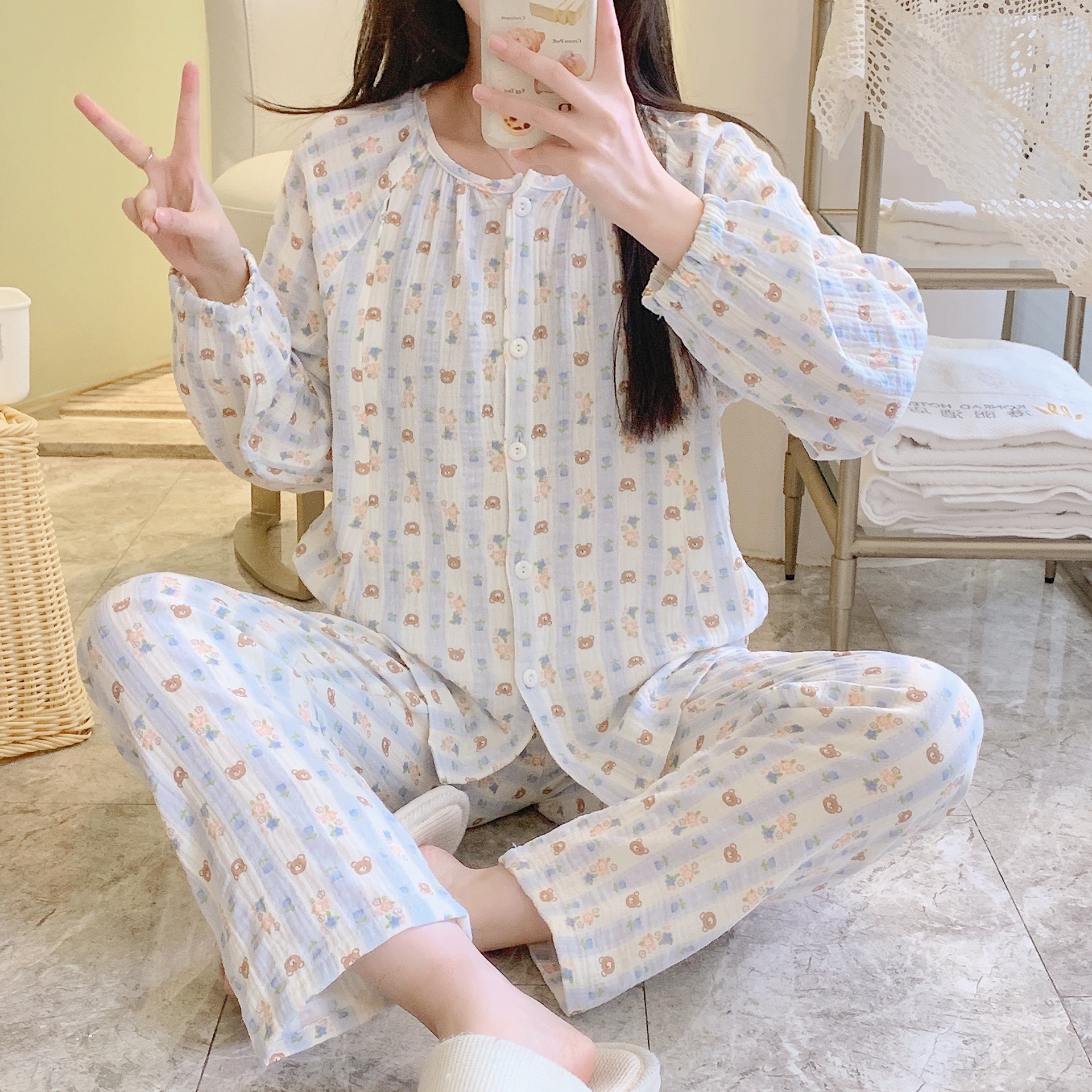 곰 줄무늬-크루 넥