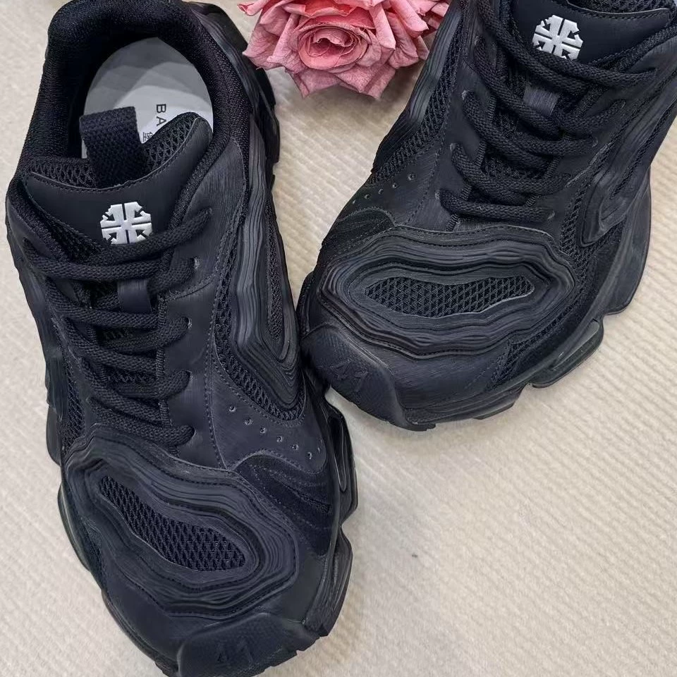 Guangzhou Shoes Shoes Tady Shoes For For Spring 2025 Европейский вокзал Белый Толстая подошва Черный самурайский меха мужчина