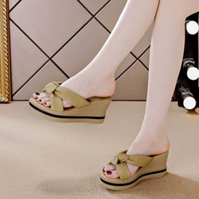 2026 nuevo comercio exterior de verano de cuero suave tacones gruesos aumentan la altura de los dedos de los dedos de la moda universal zapatillas de tacones altos