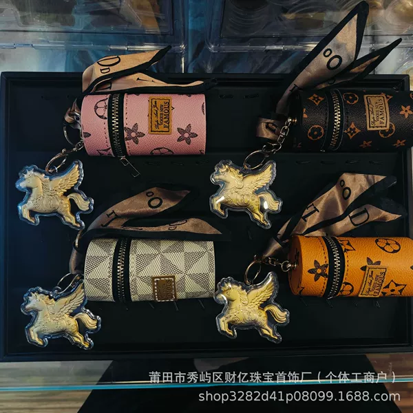 Rich Pegasus - lipstick bag (color is random, please note) does not contain gold