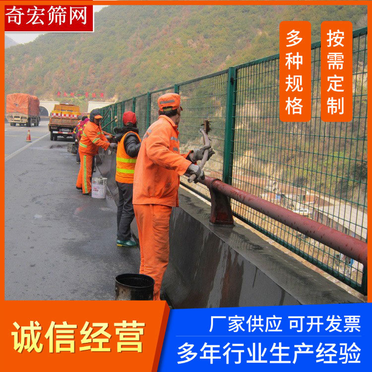 绿色公路护栏网铁丝护栏网圈地养殖果园围网高速公路浸塑铁丝网