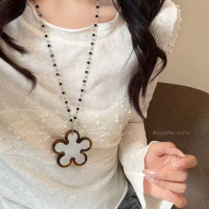 Leopard flower mirror necklace