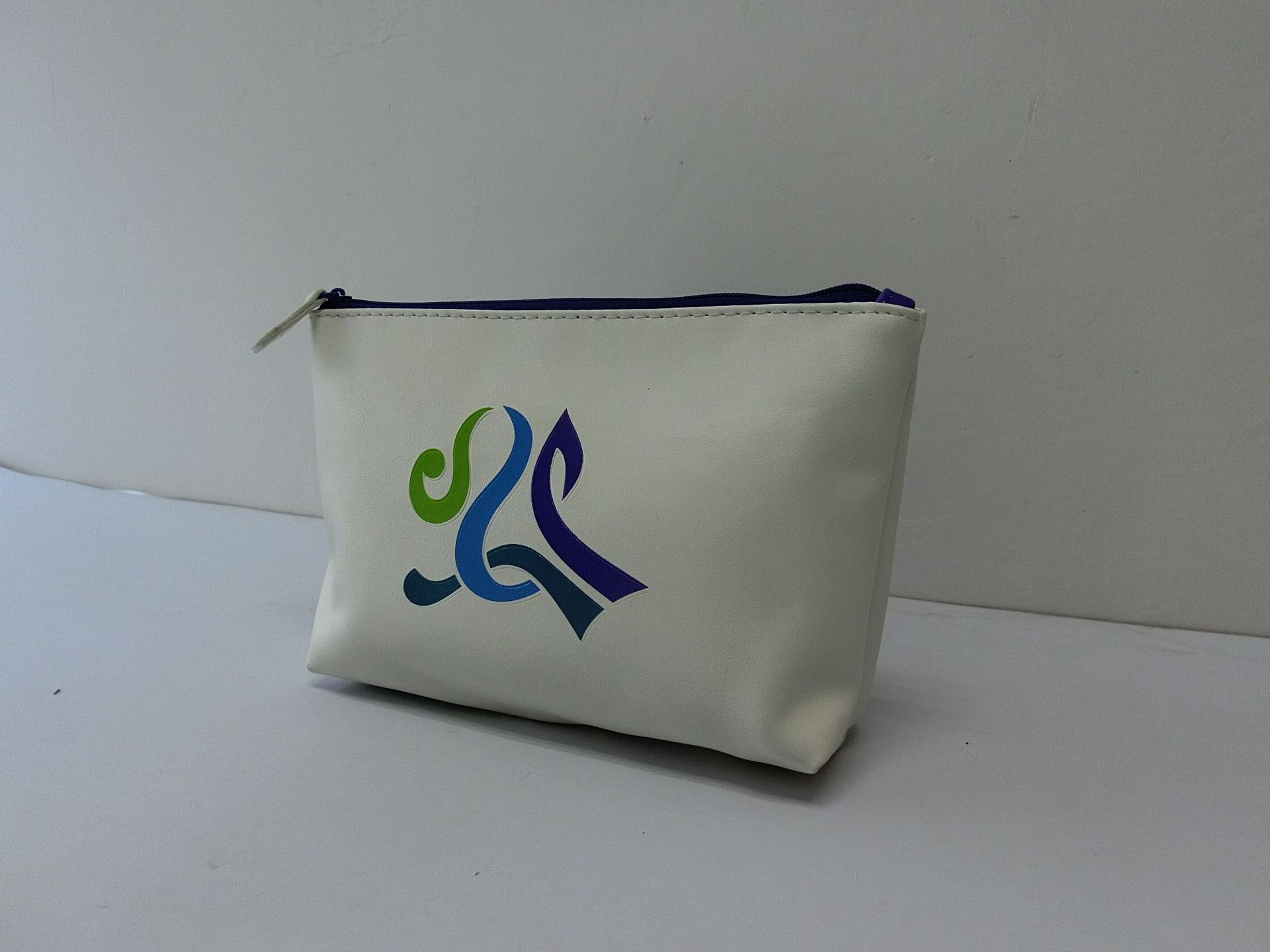 ��óPU��ɫƤ������ϴ������ˮ��ױ��Ůʿʱ�����ð�