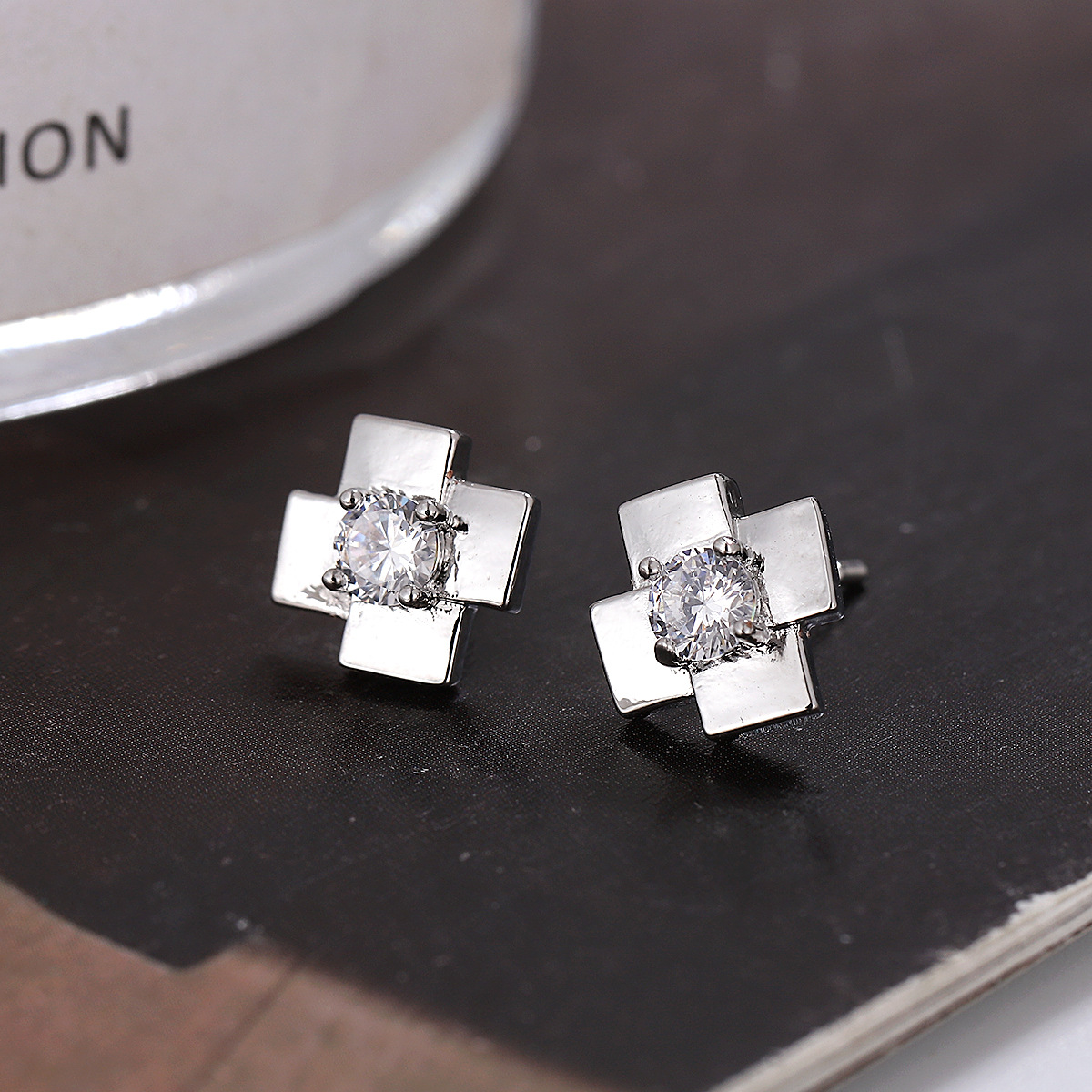 Douren pendientes de diamantes brillantes elegantes pendientes femeninos pendientes de circón sintético accesorios exagerados simples 2023 Nuevo