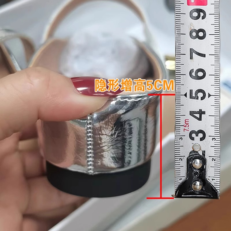 Semi pantuflas Baotou para mujer en verano 2025 nuevos zapatos de plata de alta gama en el interior para aumentar las sandalias perezosas