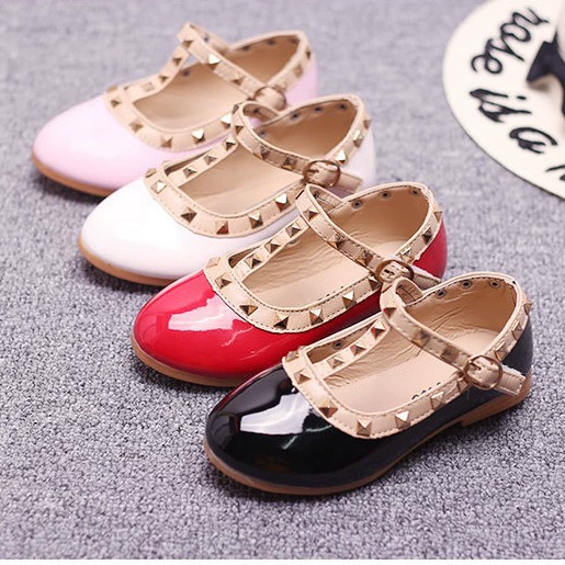Детские туфли для девочек, универсальные кожаные туфли с заклепками для девочек, туфли-принцессы, весенне-осенние туфли 2025 года, модные туфли для маленьких девочек