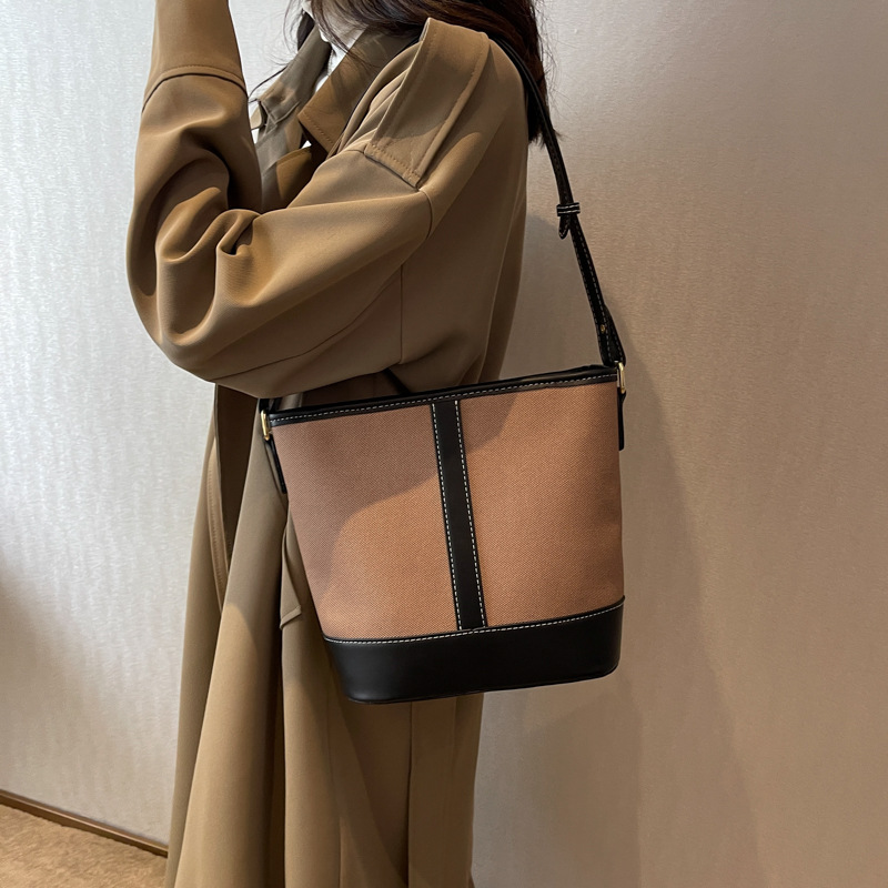 Bolsa de viaje de gran capacidad para mujeres otoño / invierno 2025, nuevo nicho de bolsas de cubo de color, bolsas de hombro de moda retro image 7