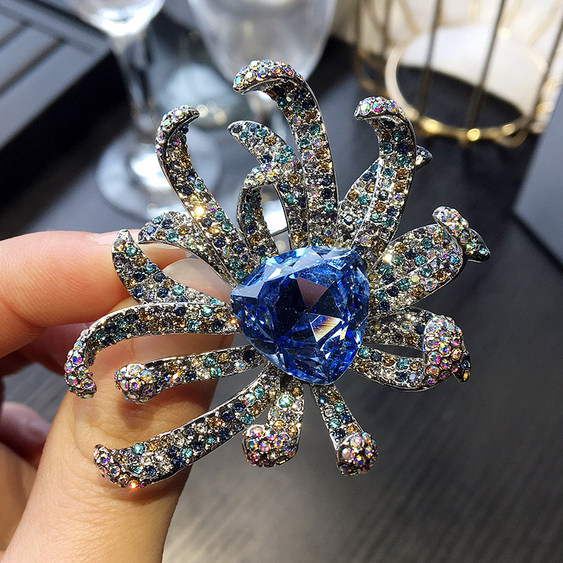 Lüks Avusturya Kristal Krizantem Broşu_voghion.com