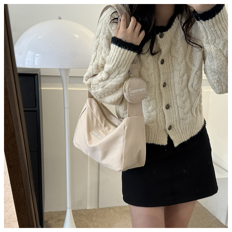 Damen Tasche  Neu Herbst Und Winter Trendy Koreanisch Stil Große Kapazität Cross Body Tasche Lässig All-Matching Mode Leichte Oxford Tasche display picture 9