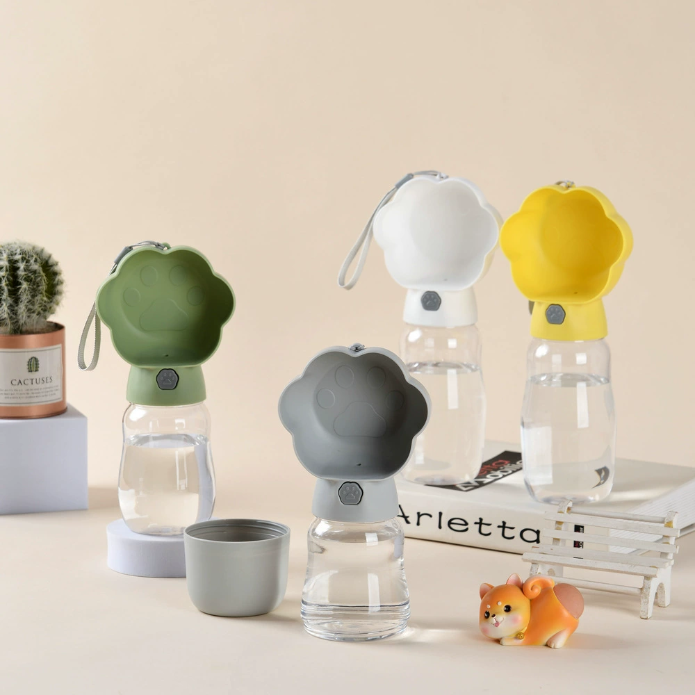 Поставки для домашних животных Собаки выходят из стакана для воды Следы чайника для домашних животных