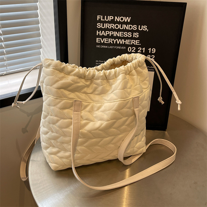 Diamond grid drawstring large capacity water bucket bag for women 2024 winter new single shoulder tote bag supports cross-border foreign trade distribution