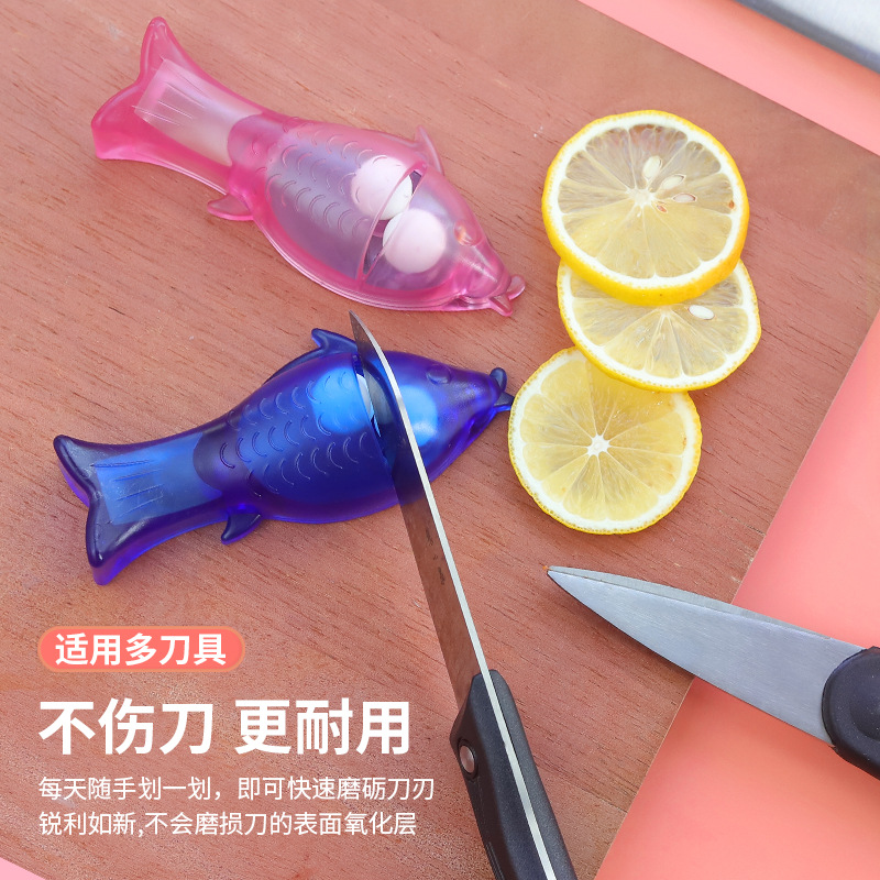 일본 마르나 작은 물고기 가정용 다기능 숫돌 크리 에이 티브 주방 빠른 연삭 가위 귀여운 냉장고 스티커