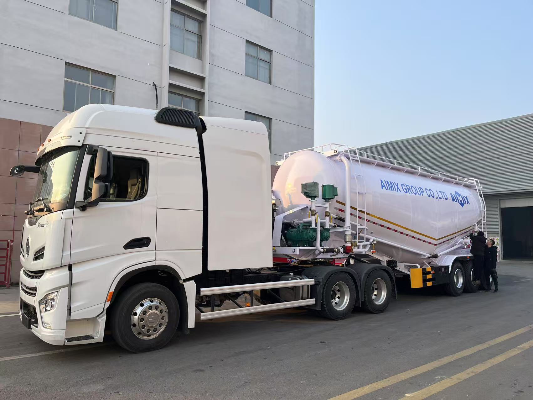 Cross-Border Three-Axle Bulk Cement Tanker 50-Cubic-Meter Powder Material Transport Vehicle Tank-Type Rear-Turning Semi-Trailer Powder Tank