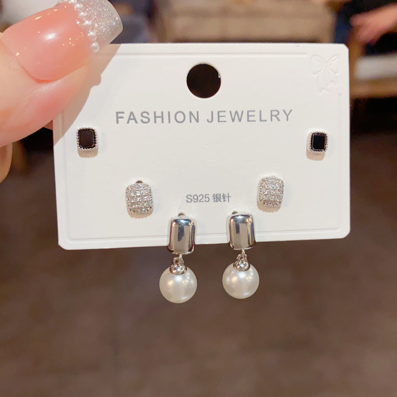 S925 aguja de plata micro incrustaciones de circón pendientes cortos pendientes de pelo corto japonés y coreano elegante todo-fósforo simple conjunto de tres piezas pendientes para las mujeres