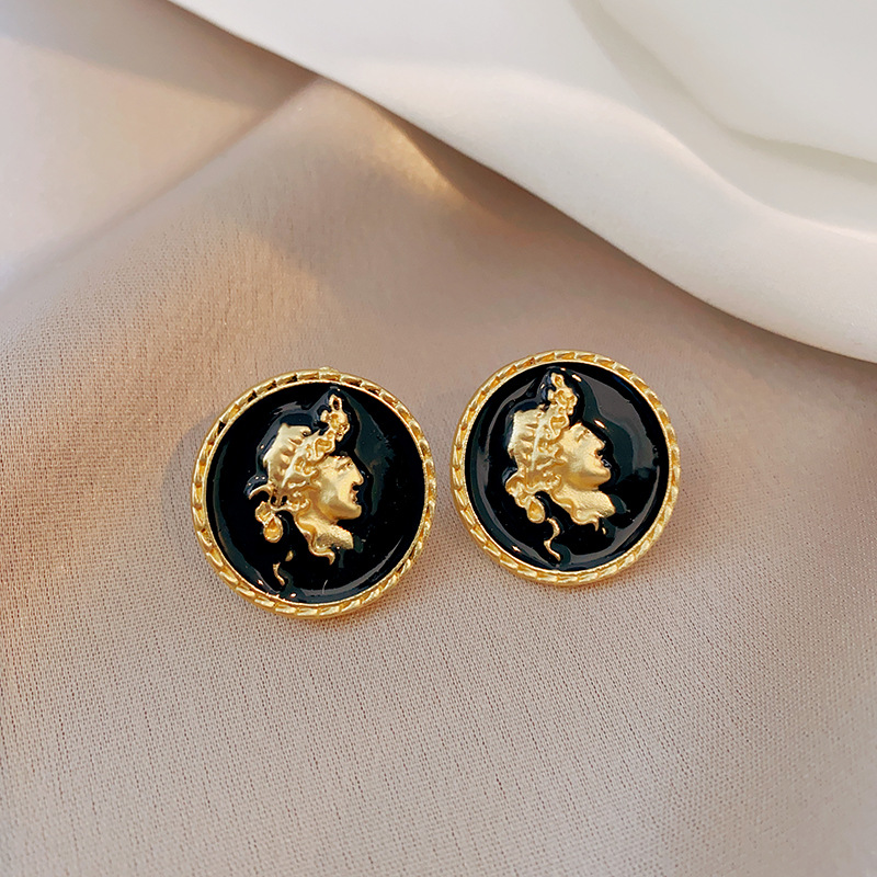 Pendientes geométricos con pliegues irregulares con cuentas de vidrio con aguja de plata Pendientes de alta calidad de temperamento negro Pendientes ligeros de lujo