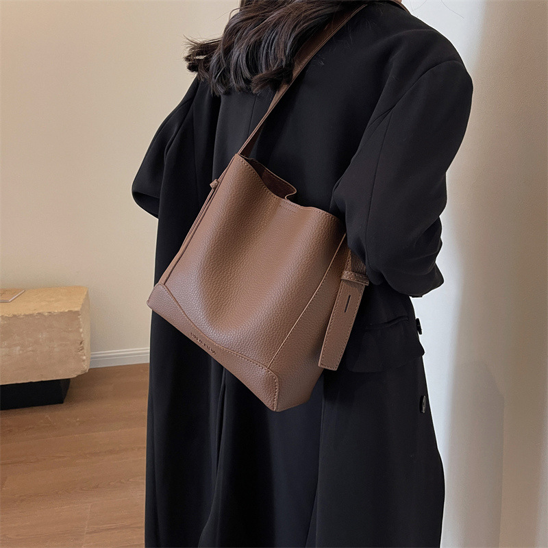 Bolso de gran capacidad para las axilas de cercanías 2023 otoño e invierno nuevo bolso de mujer de moda bolso de hombro de todo fósforo bolso de cubo de moda Retro