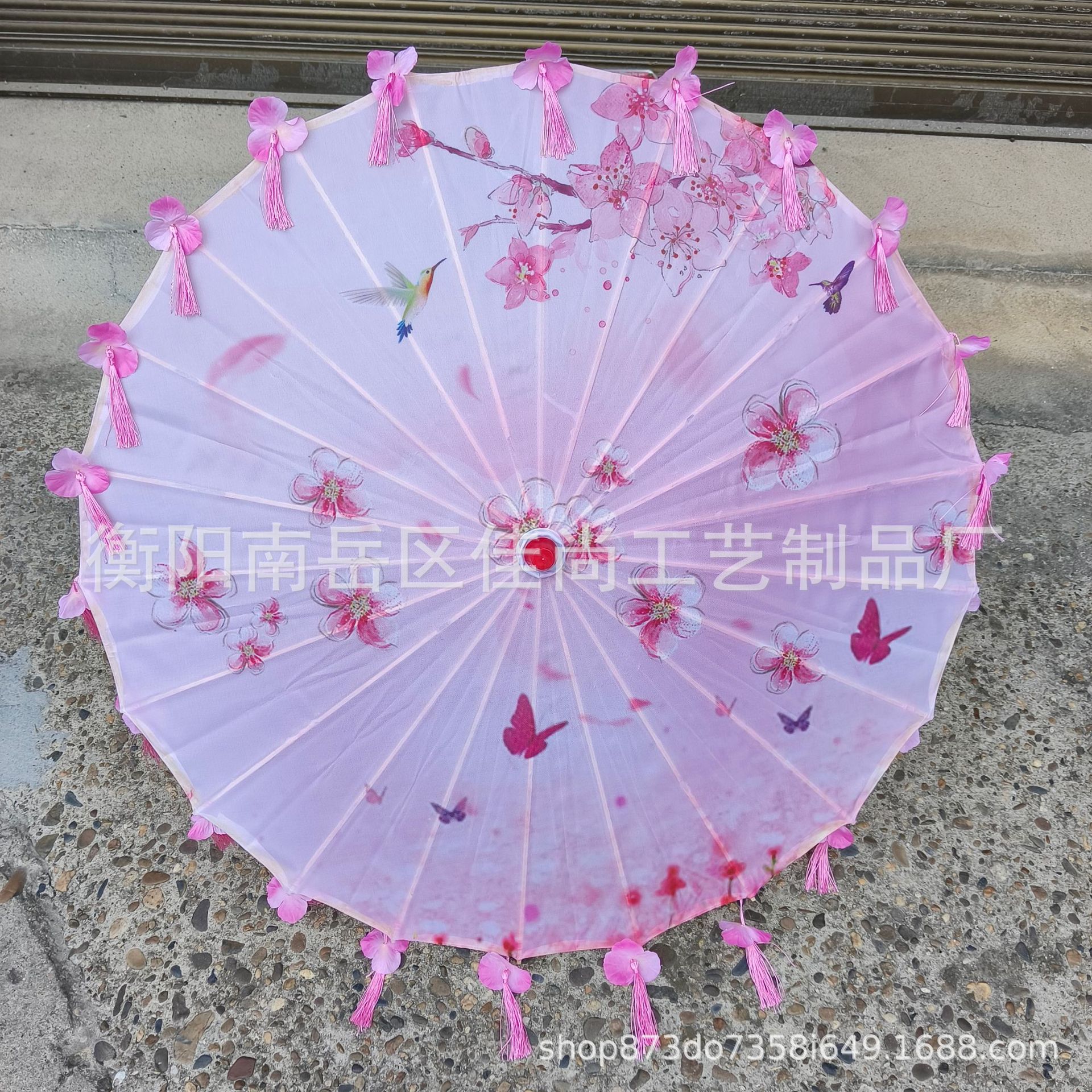꽃이 만발한 복숭아 꽃가루 꽃잎 우산