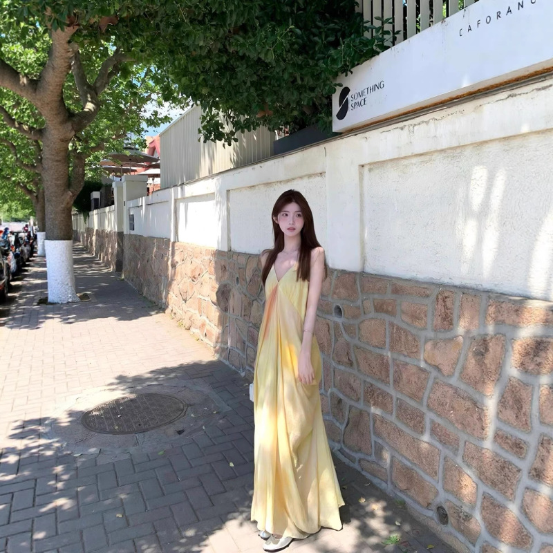 2026 Summer Seaside Vacation Backless Suspender Dress with V-Neck and Gradient Design, Slimming and Elegant Beach Dress for Women