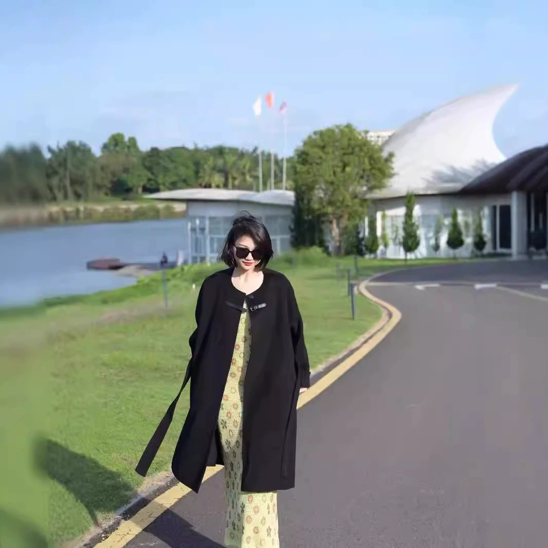 Осень/Зима 2025: Изысканное и роскошное шерстяное пальто-накидка, двустороннее шерстяное пальто средней длины с кожаными пряжками для женщин.