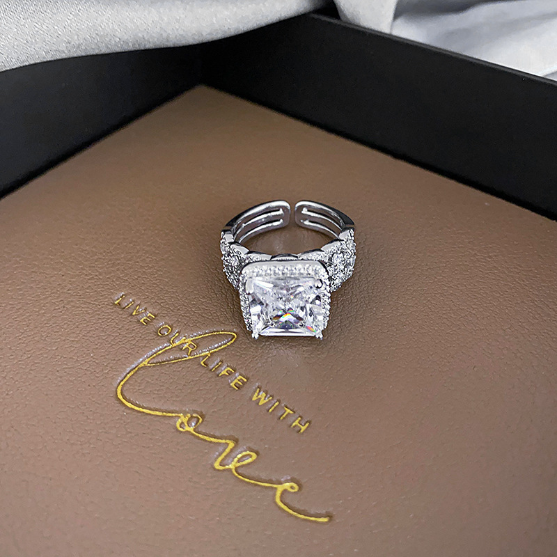 レトロな円形の緑松石の開口指輪の宮廷風の大衆の設計のファッション的な指輪の軽い贅沢な高級感の食指の指輪