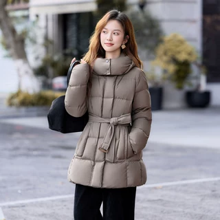 连帽系带收腰羽绒服女中长款2026冬季新款加厚保暖泡芙白鸭绒外套
