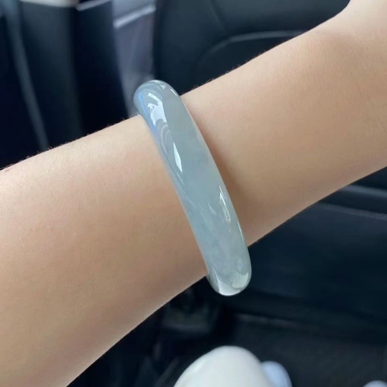 Vòng tay ngọc bích tự nhiên Myanmar Laokeng màu xanh lá nhạt dần cao cấp (đường kính trong 52–64 mm) chi tiết 2
