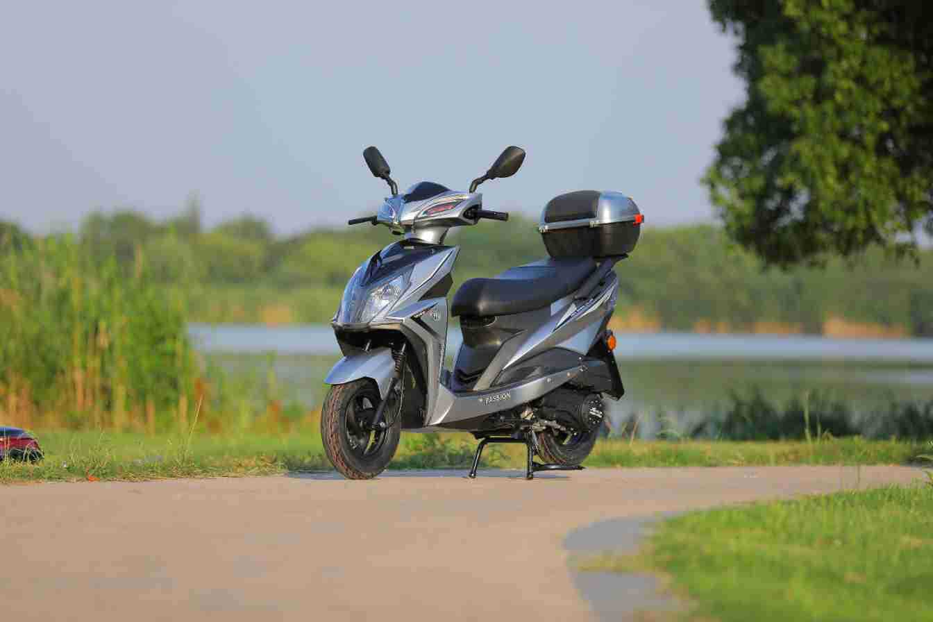 Brand New Domestic Fuel Scooter, High Power, Long Battery Life, Fuel-Saving Motorcycle, Adult Commuting and Long-Distance Running King