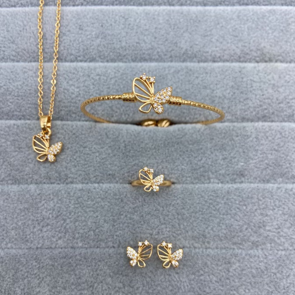 Explosiones transfronterizas juegos de joyería para niños cobre oro zircon anillo mariposa pendientes brazalete collar joyería conjunto de cuatro piezas