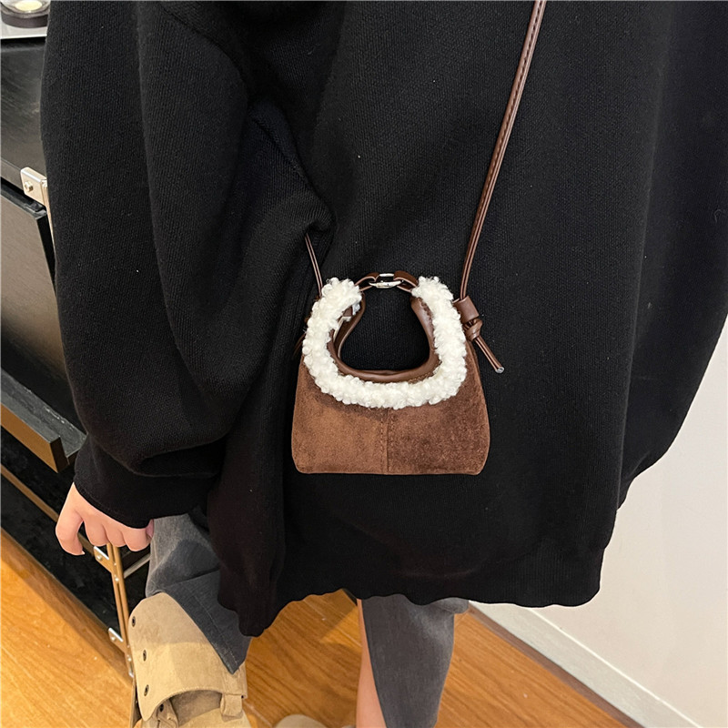 Otoño y invierno red bolso de peluche rojo para niños bolso mini bebé de color sólido 2025 nuevo tipo de niña mochila de hombro