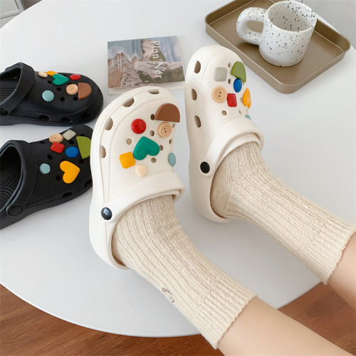 Hole-to-hole shoe inspired by Instagram, cute buttoned top, student-friendly soft and thick sole, outerwear with a foot-melting feel, women's summer sandals