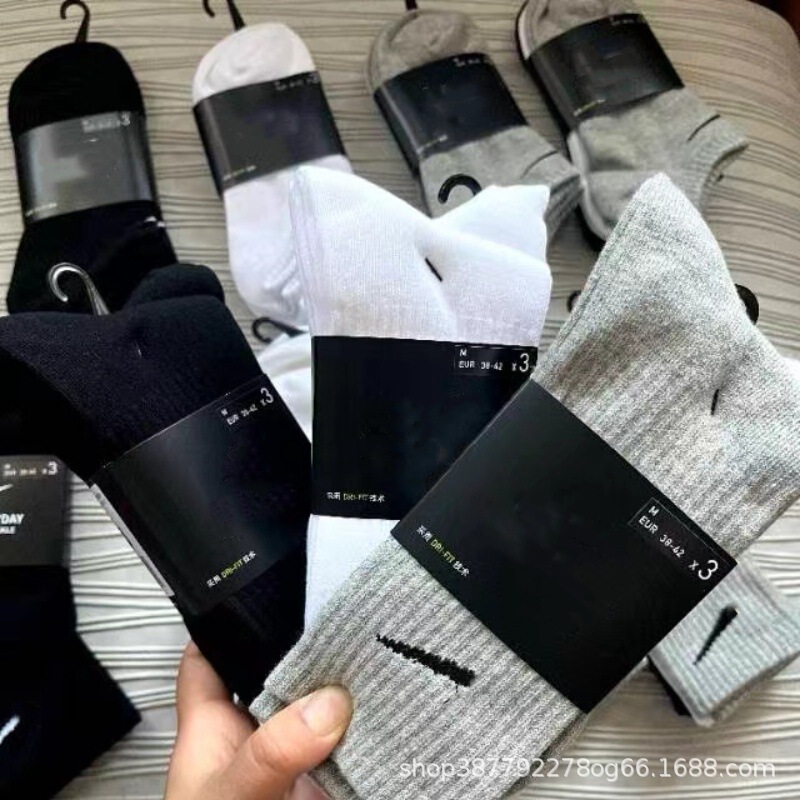 Suwannexeter Socks, Towel-Soled Sports Socks, Black and White Mid-Length Men's and Women's Basketball Cotton Socks, Exclusively Available for Cross-Border Sales Suwannexeter Socks, Towel-Soled Sports Socks, Black and White Mid-Length Men's and Women's Basketball Cotton Socks, Exclusively Available for Cross-Border Sales