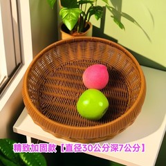 マントーのかごはかごを干して手で藤のかごの果物のかごの果物の皿のデスクトップの間食を編みます。