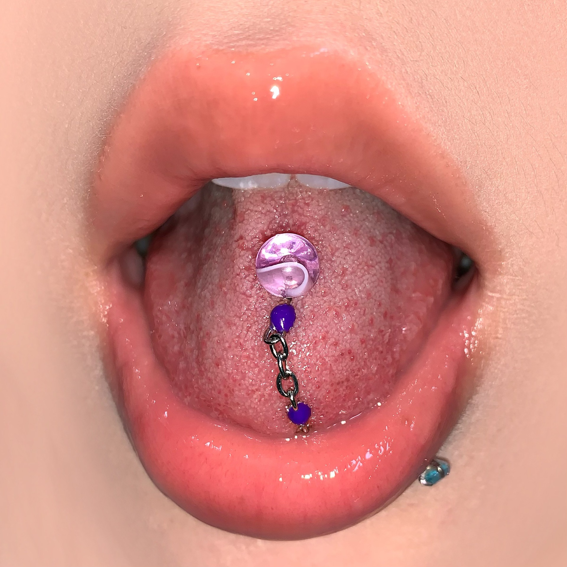 16G labret stud size and finish detail
