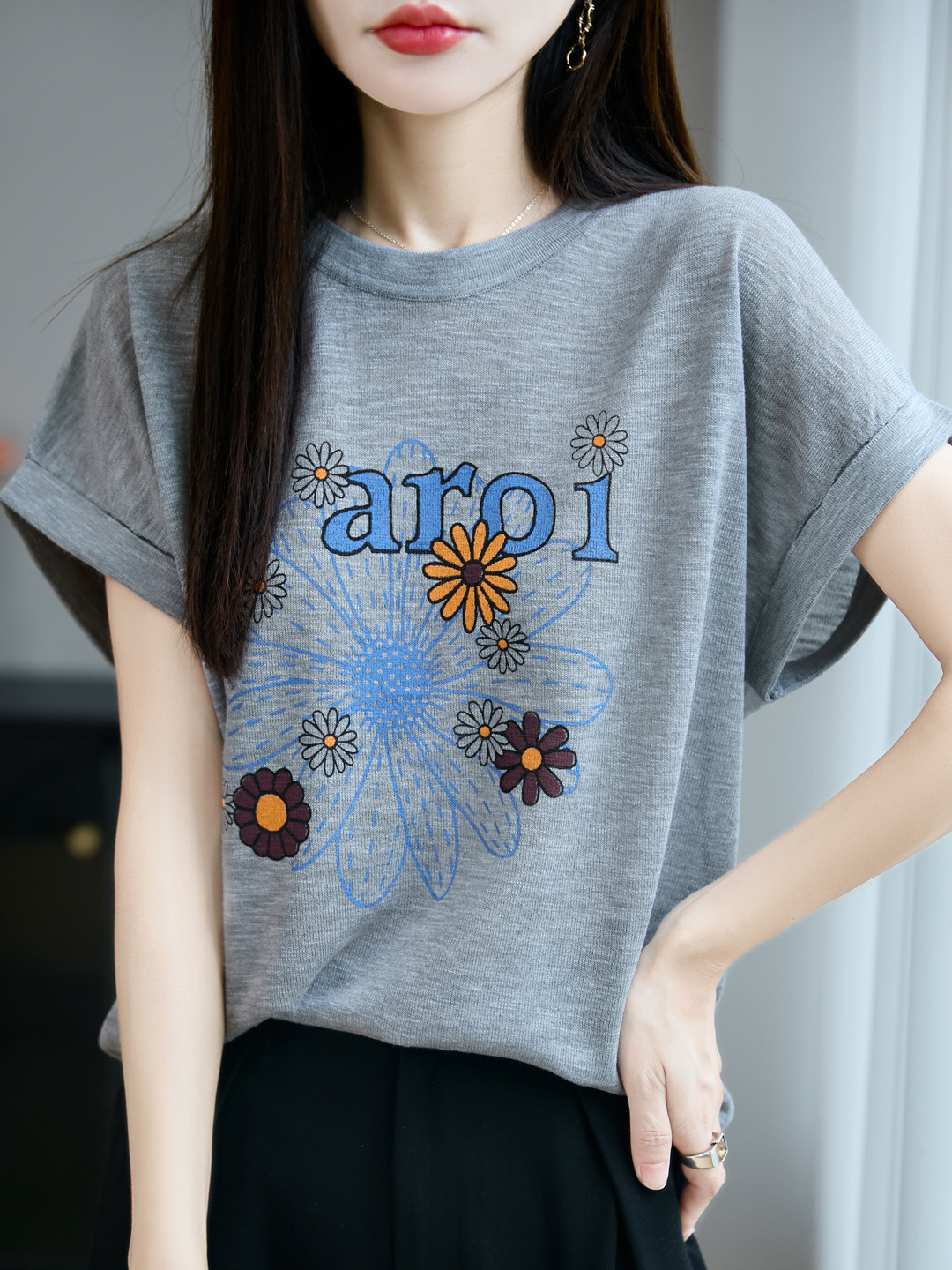 Áo thun nữ cổ tròn tay ngắn họa tiết hoa cúc jacquard dáng rộng — trắng