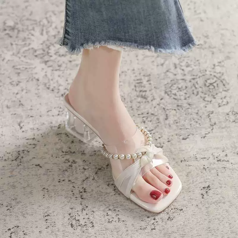 Европейские и американские сказочные стильные красивые кристальные босоножки на толстом каблуке для верхней одежды, новый летний стиль 2025 года с юбками и стильными босоножками